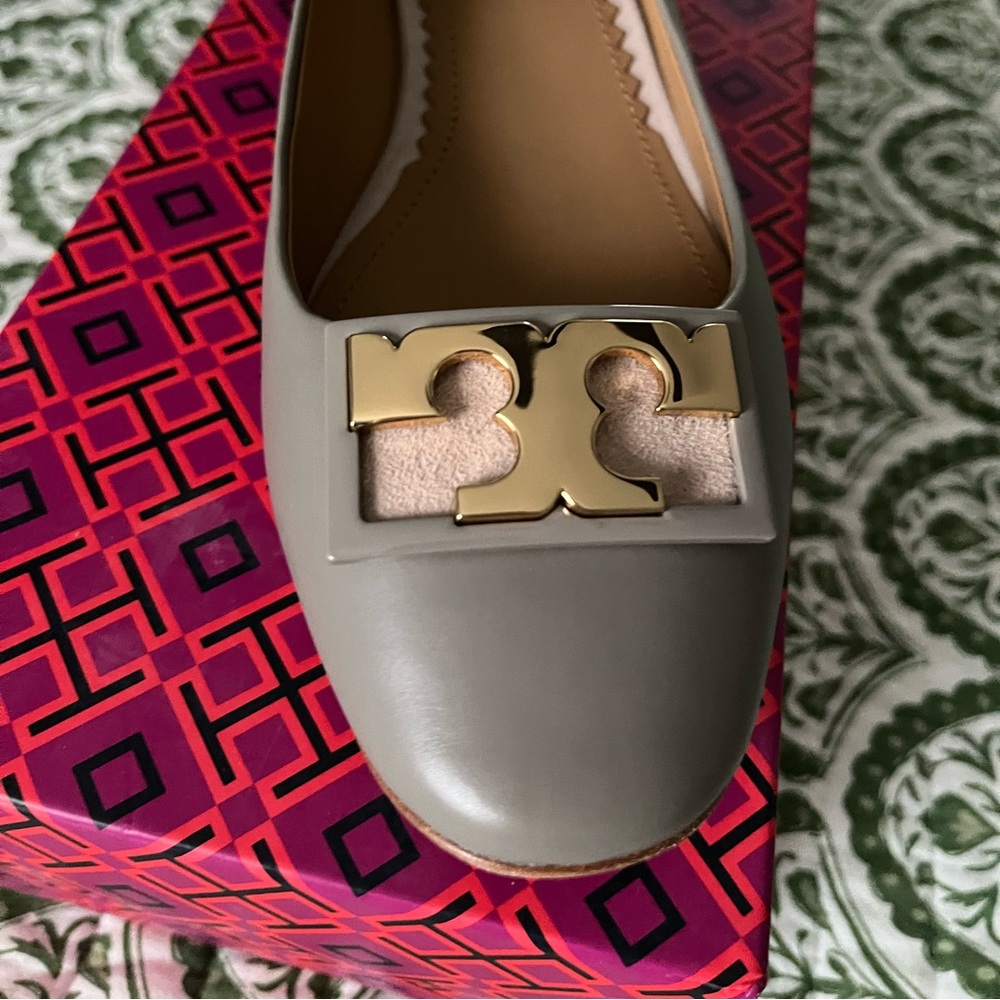 Tory Burch NWOT Gigi Gray and Taupe Flats - Picture 3 of 6